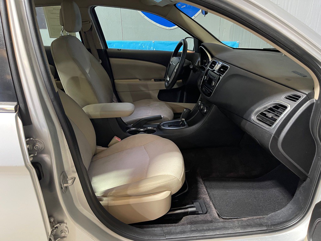 2011 Chrysler 200 Image 17