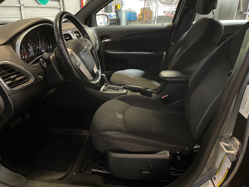 2013 Chrysler 200 Image 10