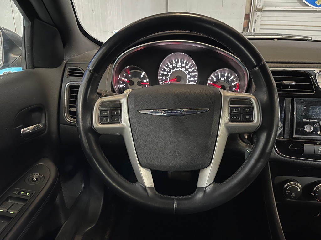 2013 Chrysler 200 Image 12