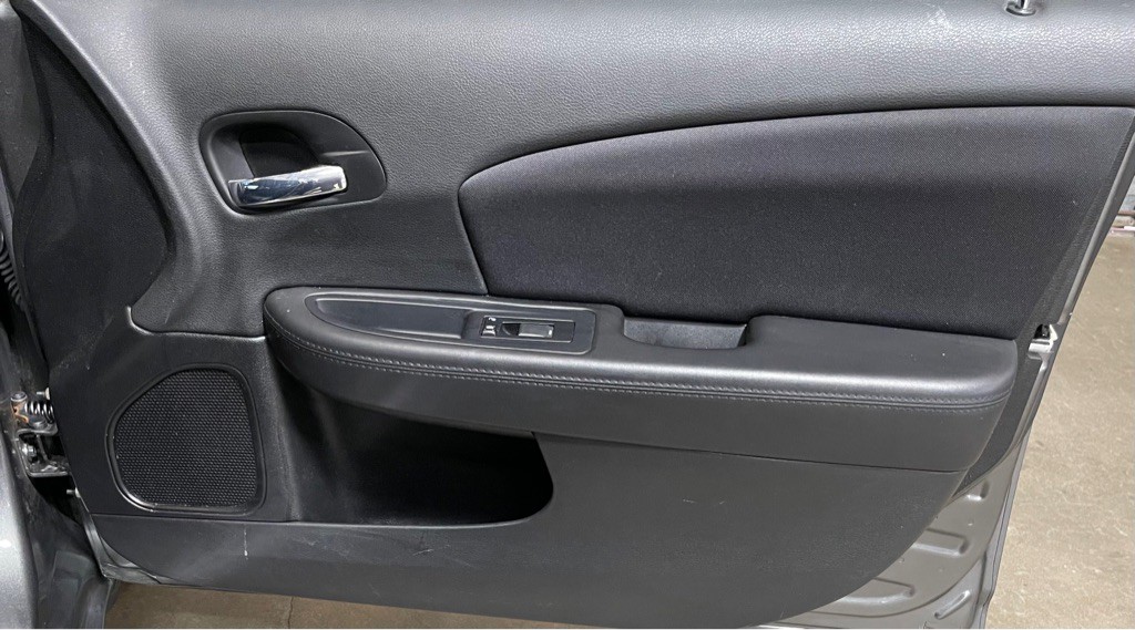 2013 Chrysler 200 Image 16