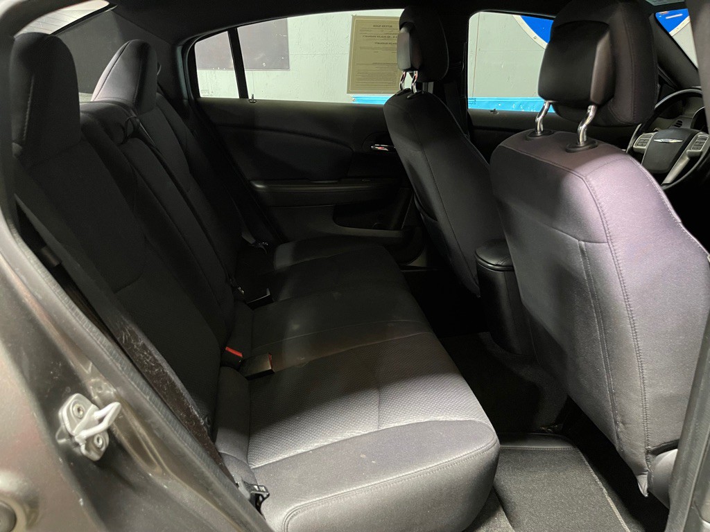 2013 Chrysler 200 Image 19