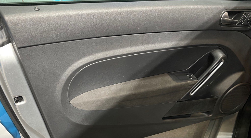 2013 Volkswagen Beetle Image 9