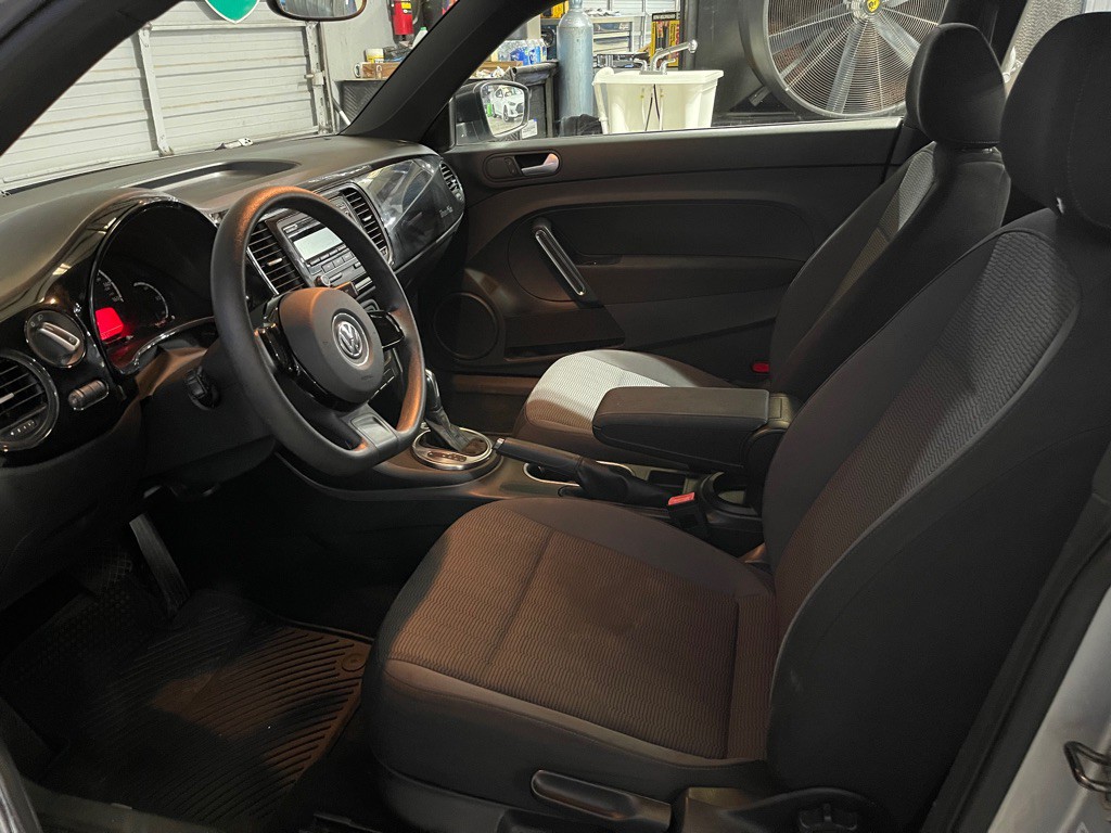 2013 Volkswagen Beetle Image 10