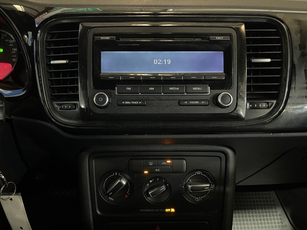 2013 Volkswagen Beetle Image 13