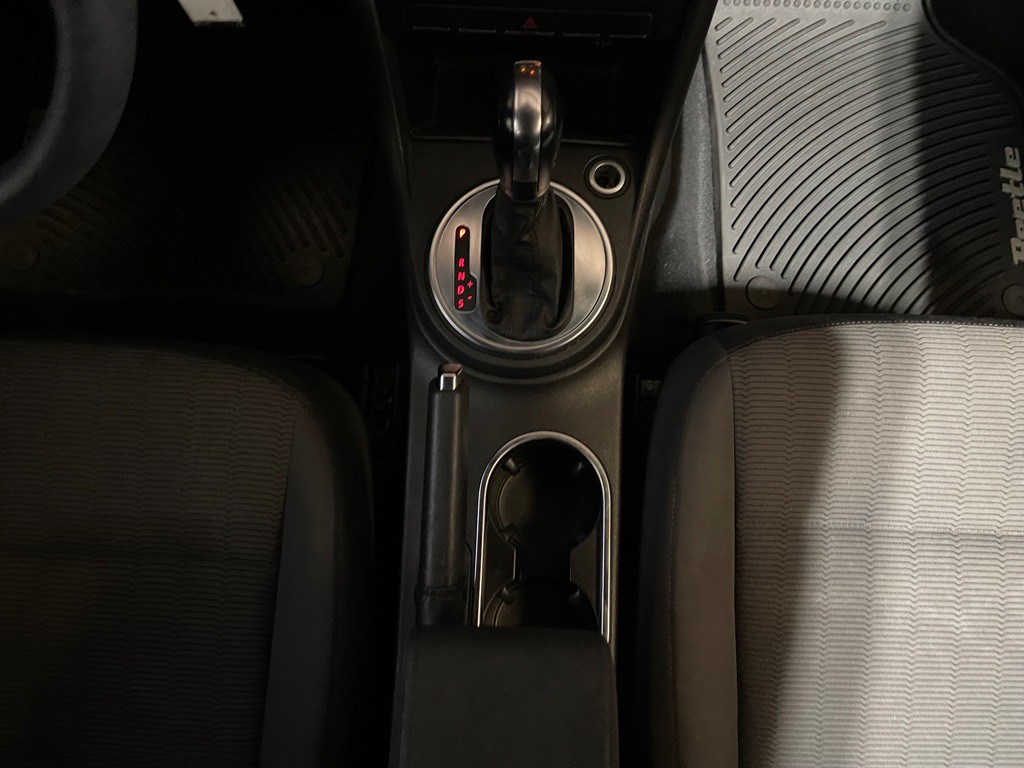 2013 Volkswagen Beetle Image 14