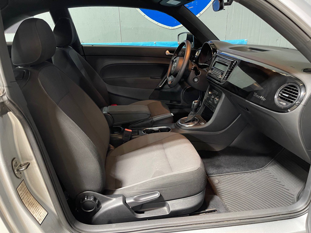 2013 Volkswagen Beetle Image 15