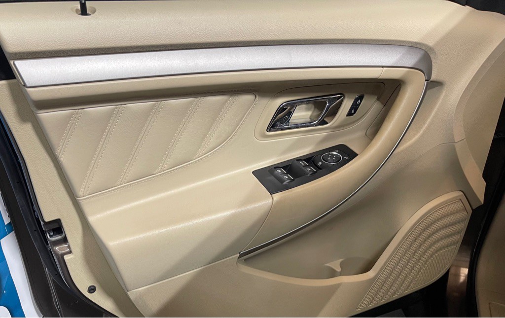 2015 Ford Taurus Image 9