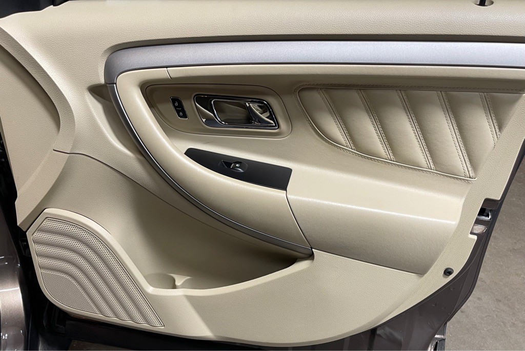 2015 Ford Taurus Image 16