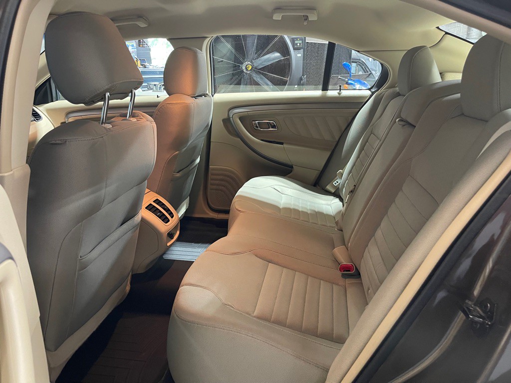2015 Ford Taurus Image 18