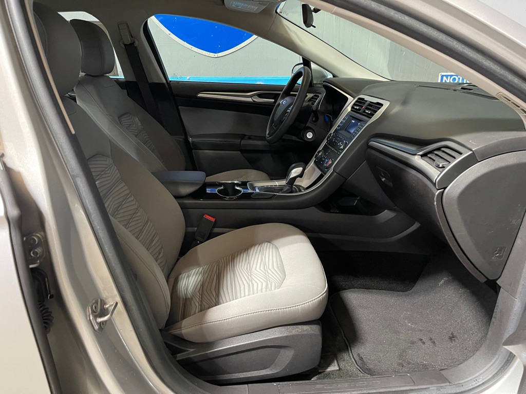 2016 Ford Fusion Image 17