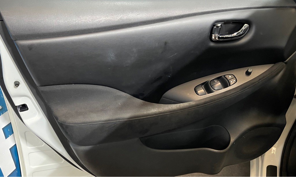2015 Nissan Leaf Image 9