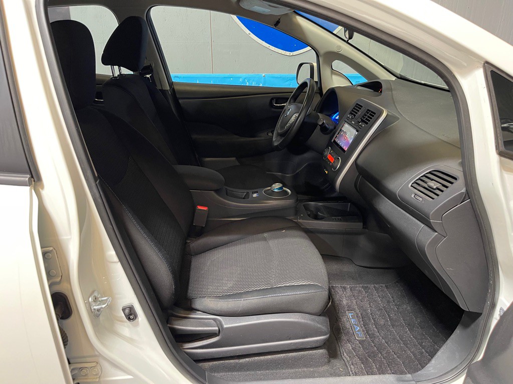 2015 Nissan Leaf Image 17