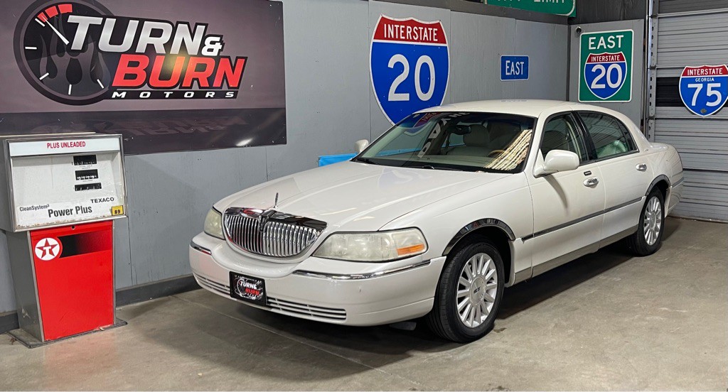 2004 Lincoln Town Car Image 1
