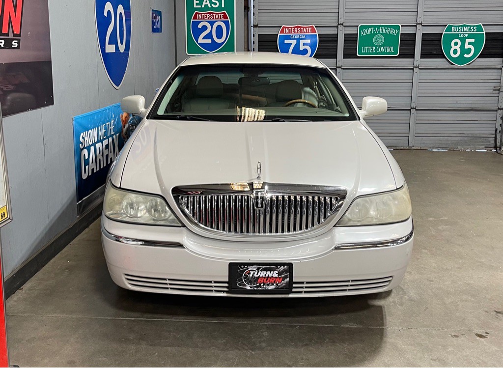 2004 Lincoln Town Car Image 2