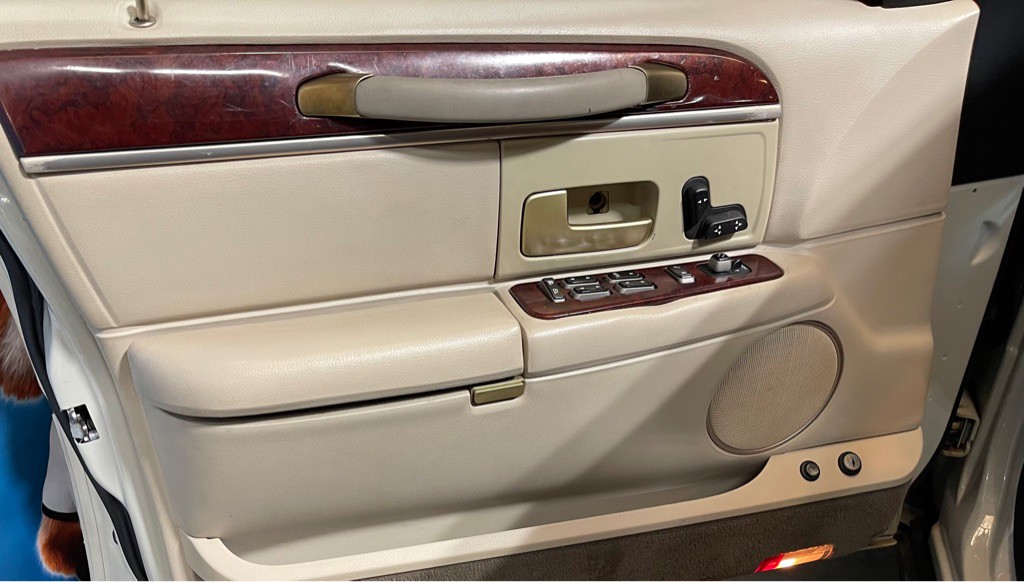 2004 Lincoln Town Car Image 9