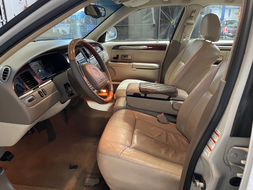 2004 Lincoln Town Car Image 10