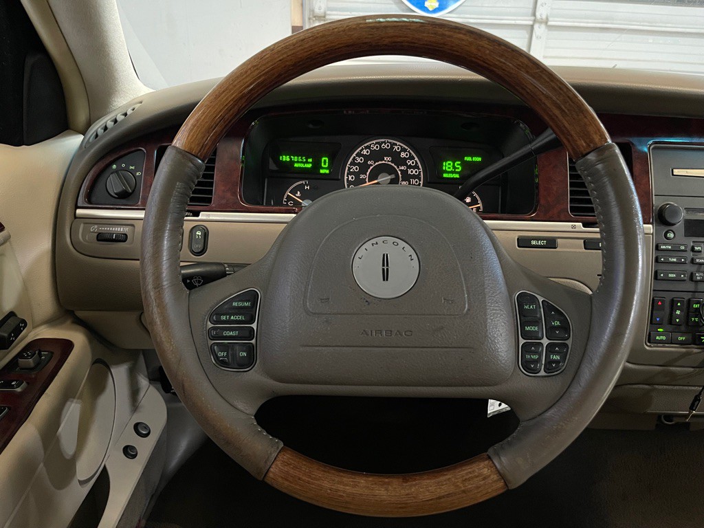 2004 Lincoln Town Car Image 12