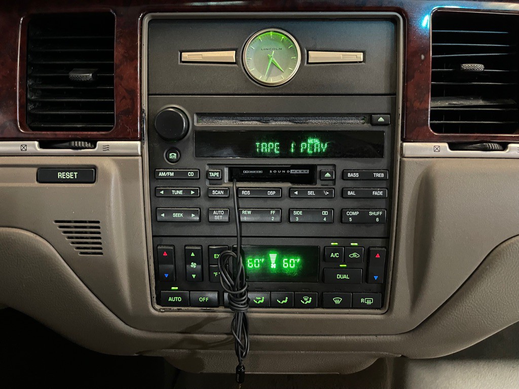 2004 Lincoln Town Car Image 13