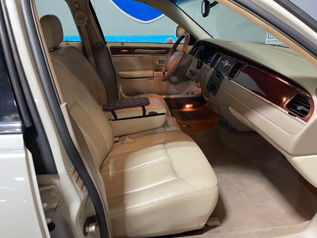 2004 Lincoln Town Car Image 17