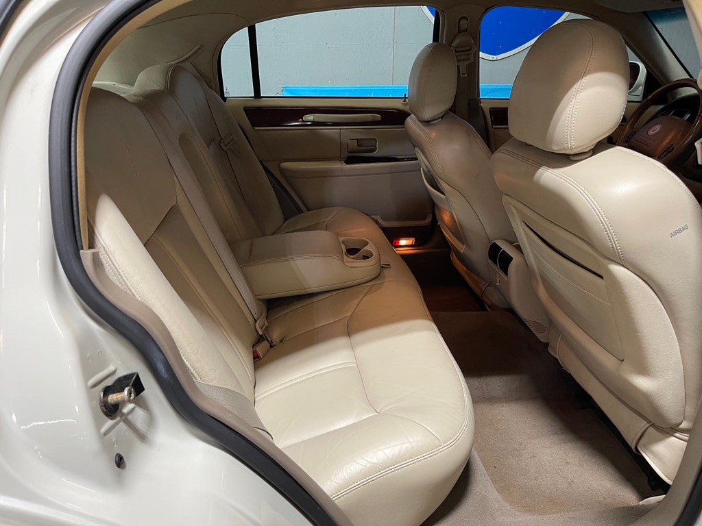 2004 Lincoln Town Car Image 19