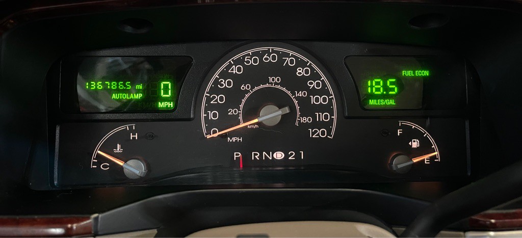 2004 Lincoln Town Car Image 11