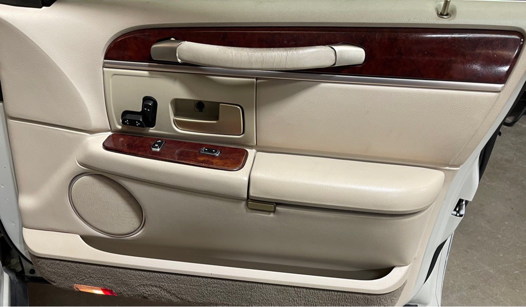 2004 Lincoln Town Car Image 16