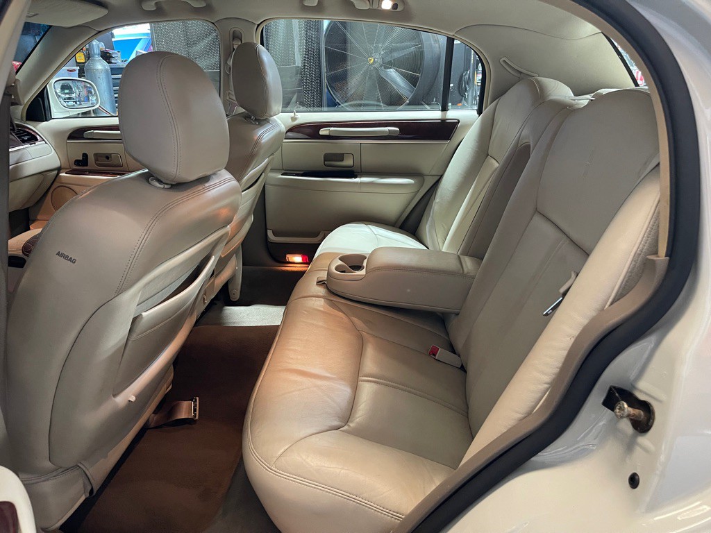 2004 Lincoln Town Car Image 18