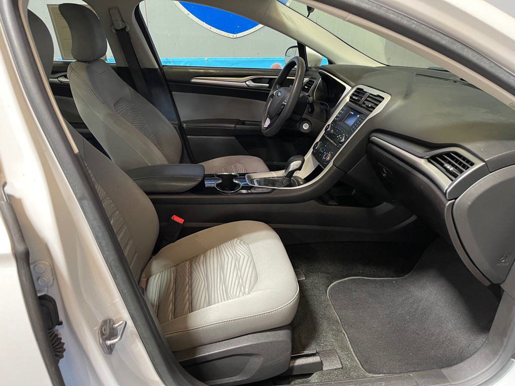 2016 Ford Fusion Image 17