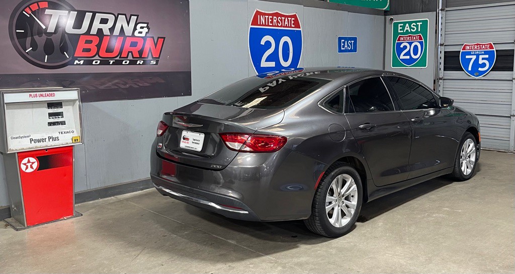 2016 Chrysler 200 Image 4