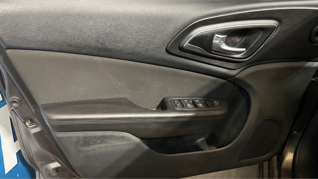 2016 Chrysler 200 Image 9