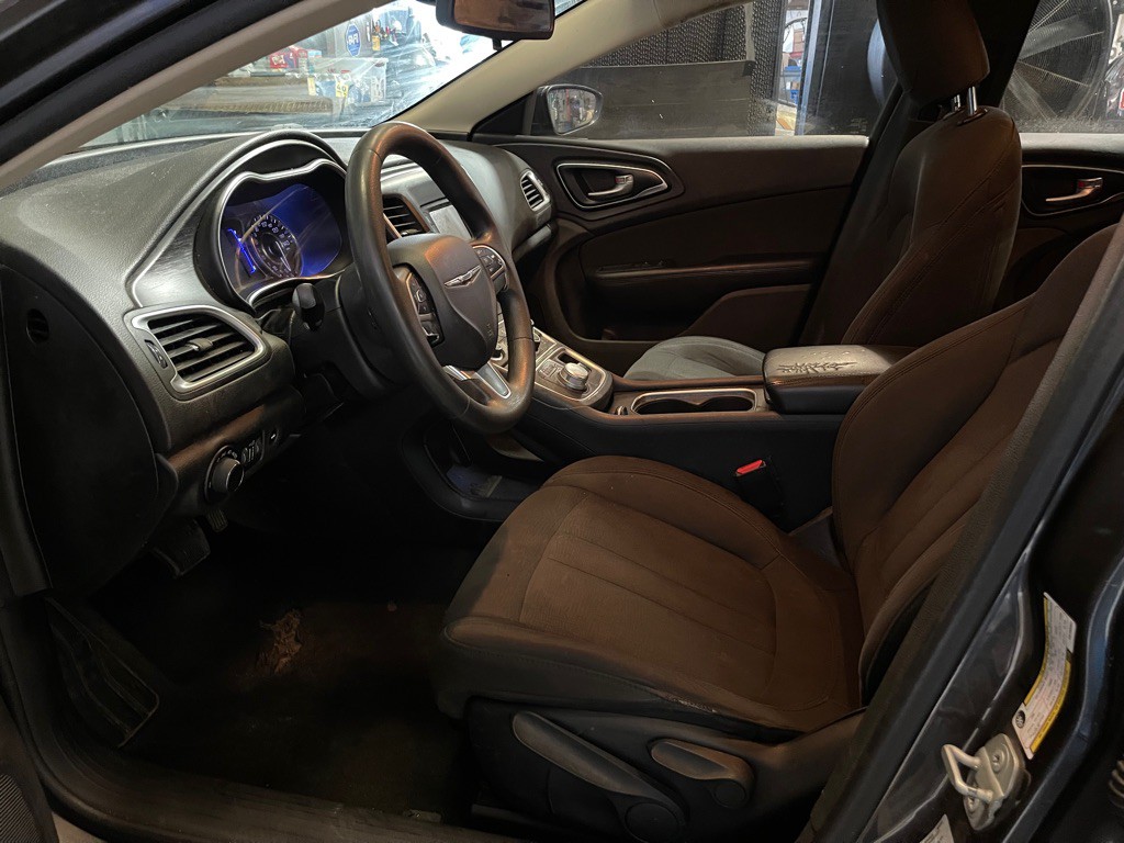 2016 Chrysler 200 Image 10