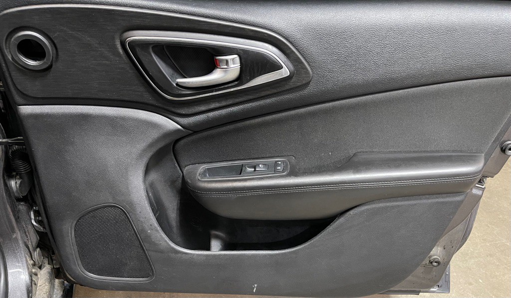 2016 Chrysler 200 Image 16