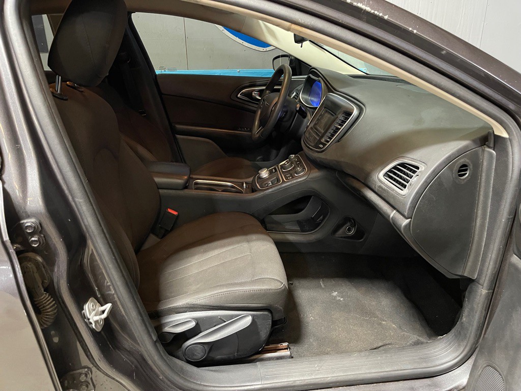 2016 Chrysler 200 Image 17