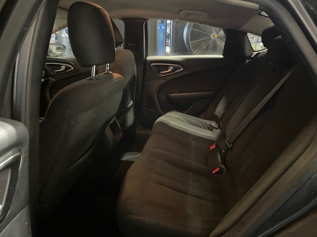 2016 Chrysler 200 Image 18