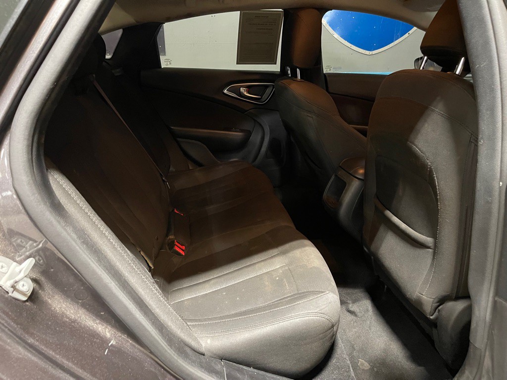 2016 Chrysler 200 Image 19