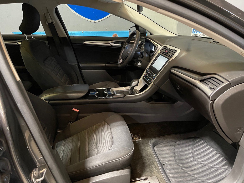 2016 Ford Fusion Image 17