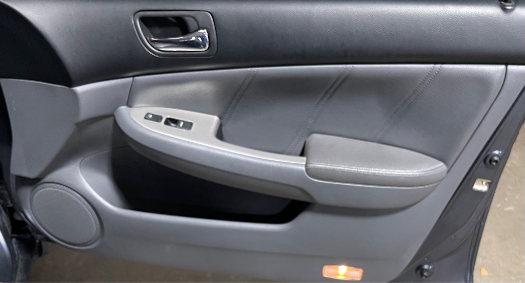 2005 Honda Accord Image 16