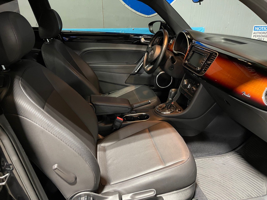 2013 Volkswagen Beetle Image 17