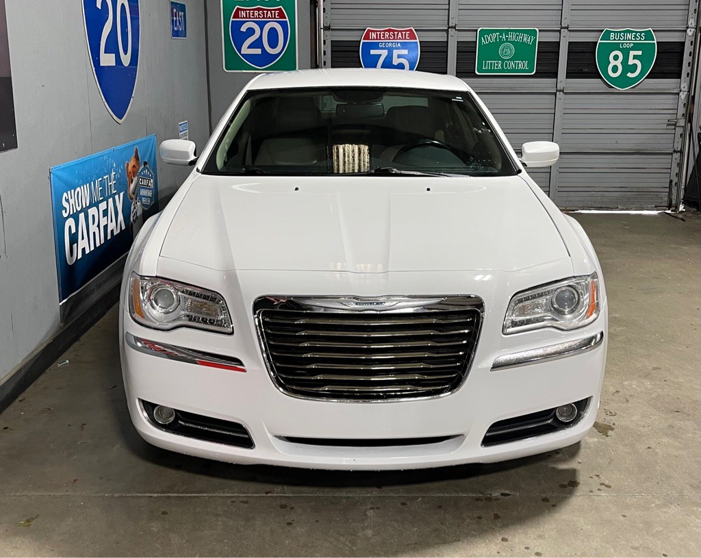 2014 Chrysler 300 Image 2