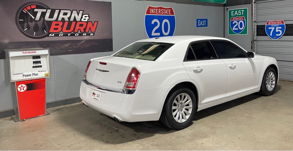 2014 Chrysler 300 Image 4