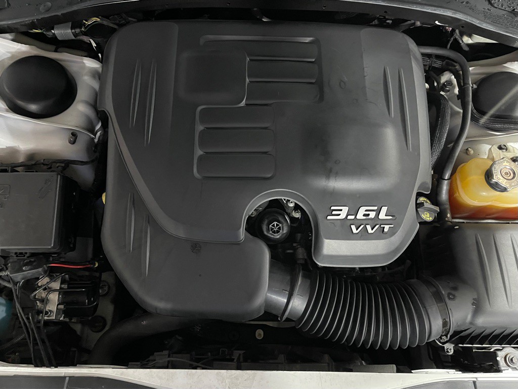 2014 Chrysler 300 Image 8