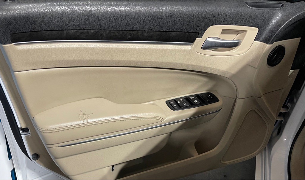 2014 Chrysler 300 Image 9