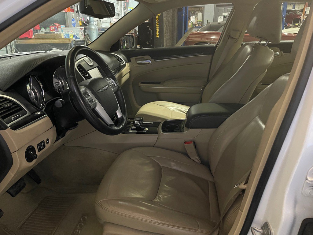 2014 Chrysler 300 Image 10