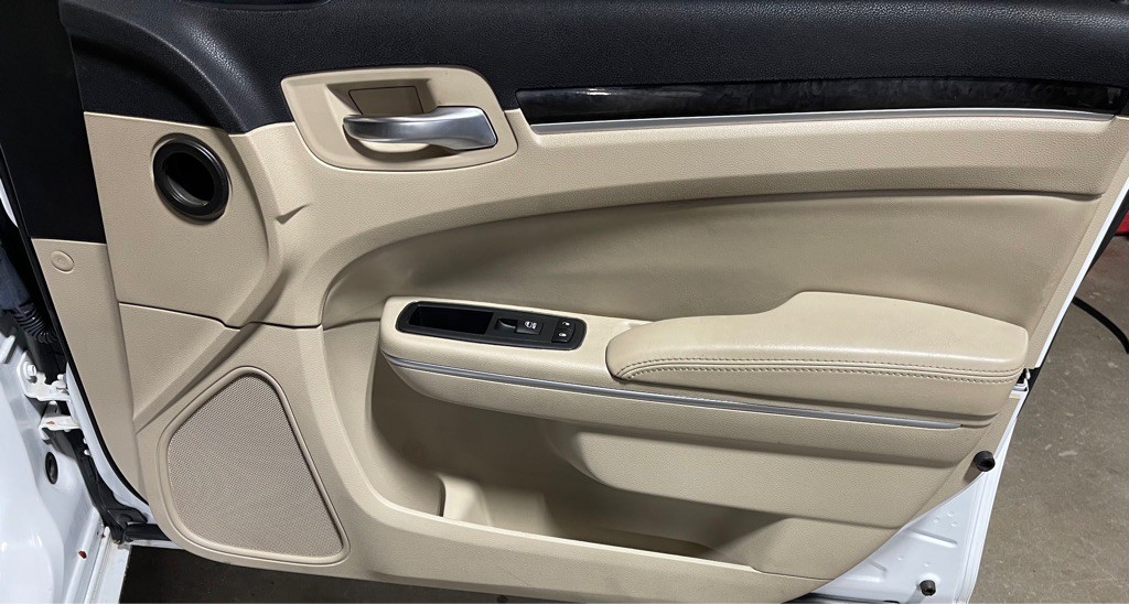 2014 Chrysler 300 Image 16