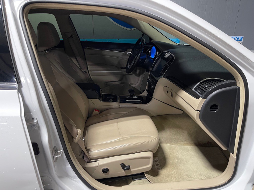 2014 Chrysler 300 Image 17