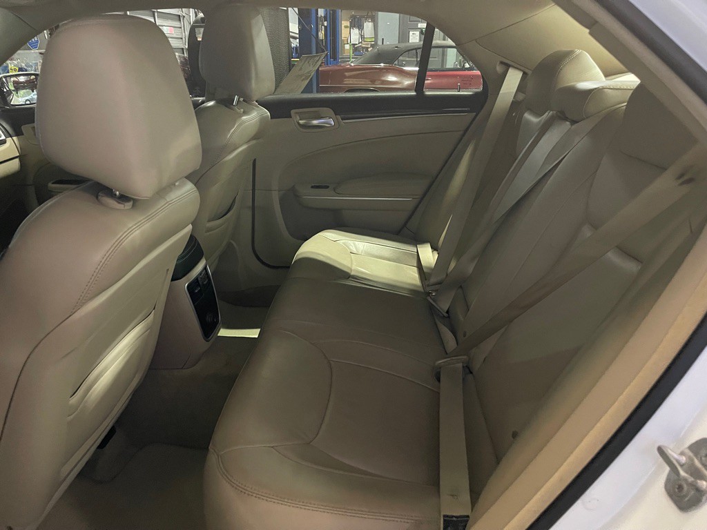 2014 Chrysler 300 Image 18