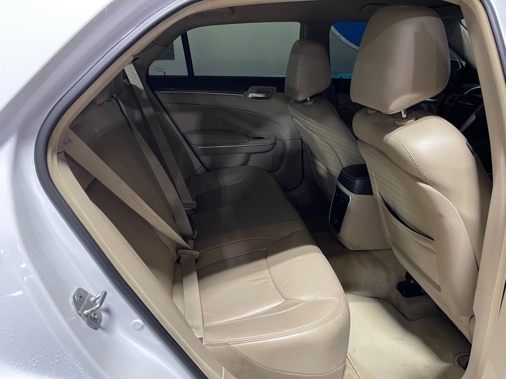 2014 Chrysler 300 Image 19