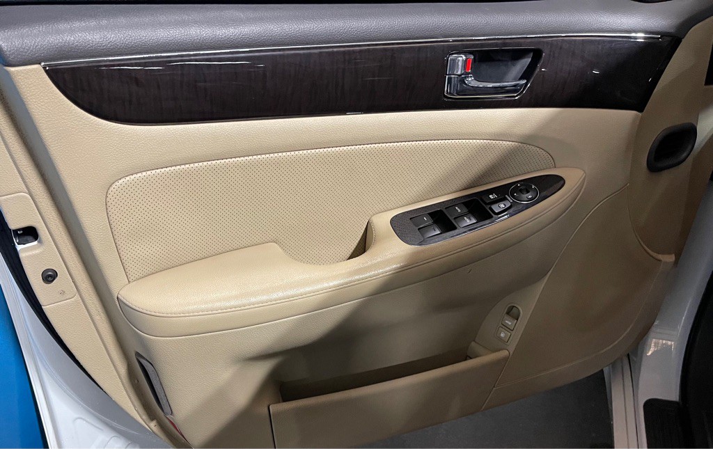 2011 Hyundai Genesis Image 9