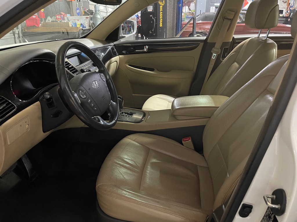 2011 Hyundai Genesis Image 10