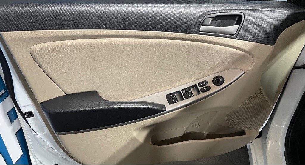 2016 Hyundai Accent Image 9